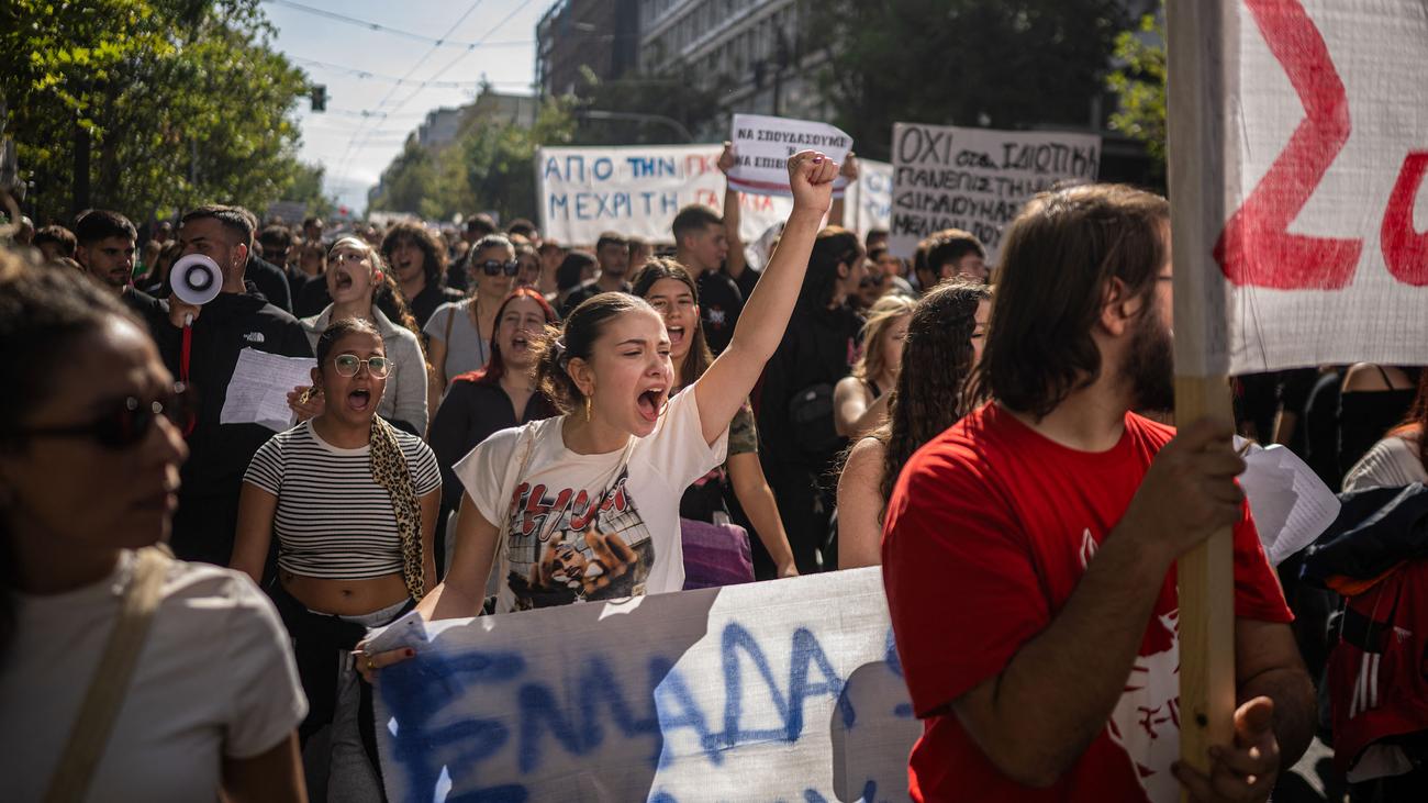 Protests in Greece: Thousands demonstrate in Greece for a better education ...