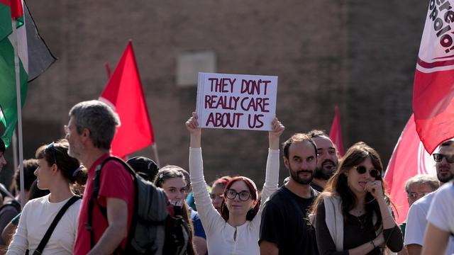 Italien: Mehr als 100.000 Menschen protestieren in Italien gegen Giorgia Meloni
