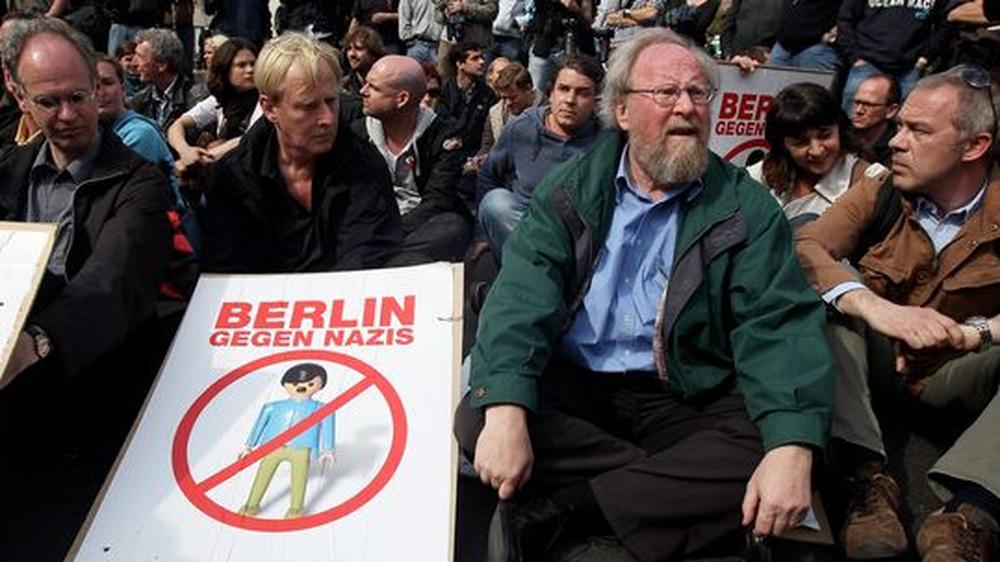 Demo gegen Neonazis:  Sitzblockade von Wolfgang Thierse am 1. Mai in Berlin