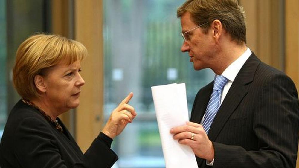 Umfrage: Kanzlerin Angela Merkel mit Außenminister Guido Westerwelle: Die Koalition verharrt im Stimmungstief