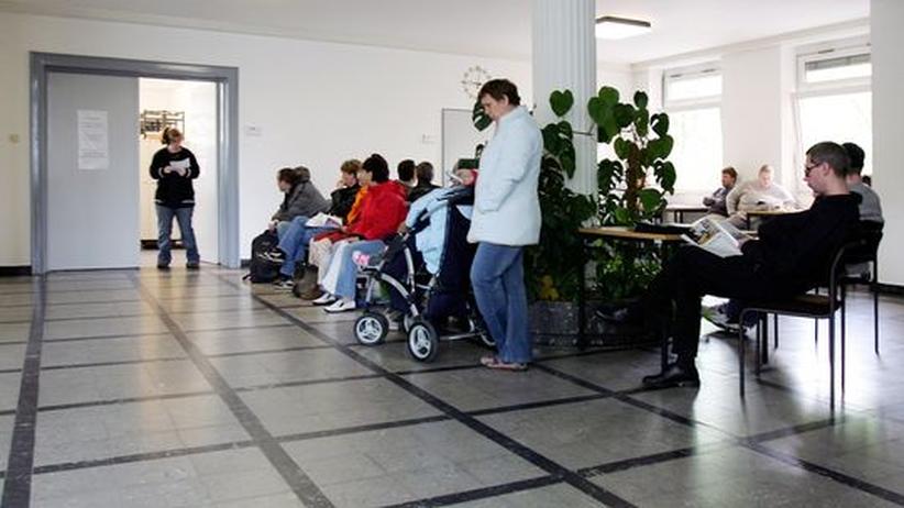 Erwachsener, der sich um die datierung kümmern will
