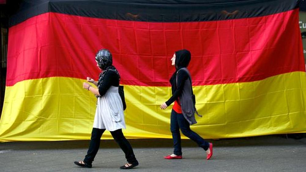 Integrationsdebatte: Deutsche Flagge in Berlin-Neukölln: Die meisten Muslime in Deutschland sind gut integriert (Archivbild vom Sommer 2010)
