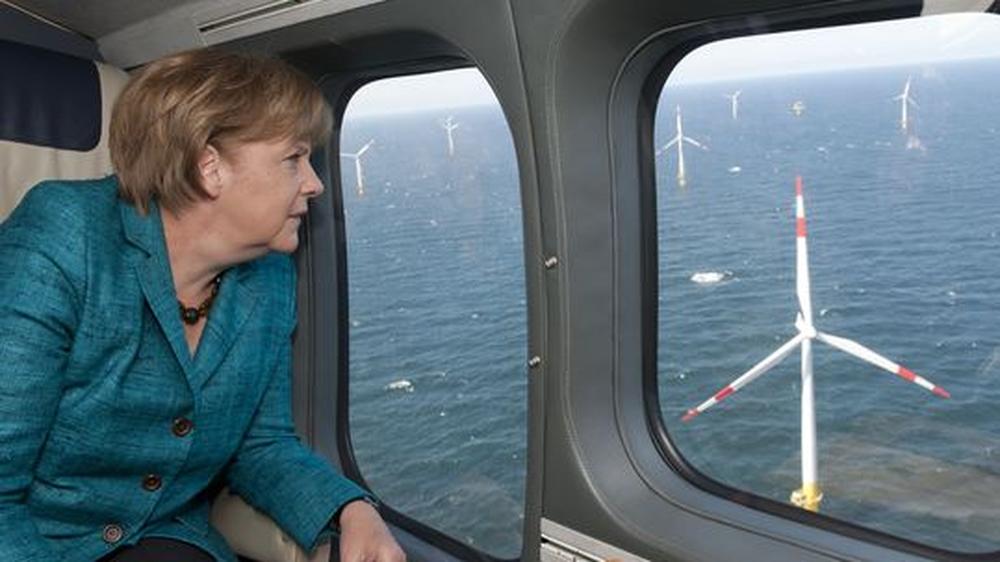 Angela Merkel: Bundeskanzlerin Angela Merkel (CDU) betrachtet beim Überflug mit einem Hubschrauber den Offshore Windpark Baltic 1 vor der Ostseeküste.