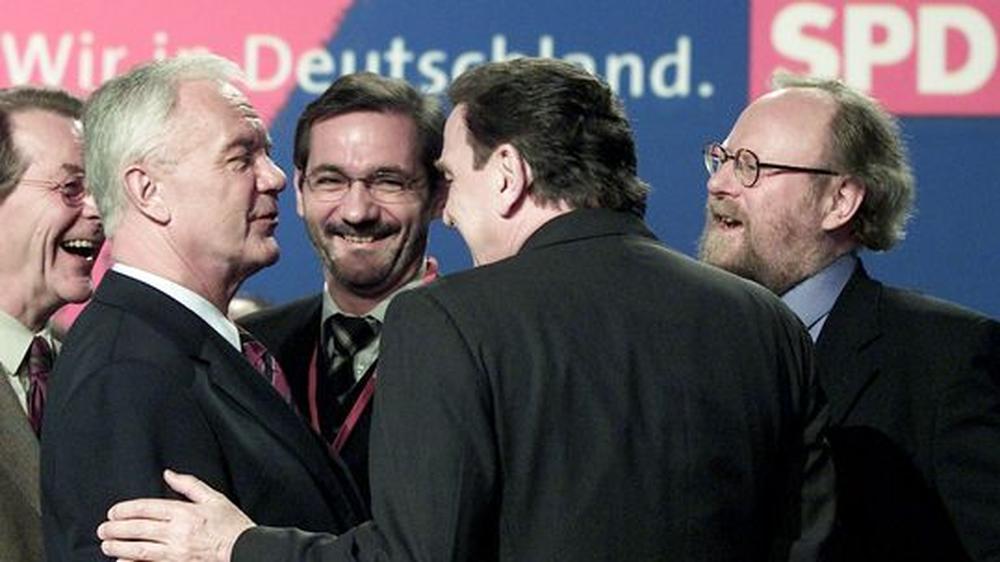 DDR-Aufarbeitung: Manfred Stolpe (2.v.l.) und sein Nachfolger als Ministerpräsident, Matthias Platzeck (3.v.l.) mit SPD-Größen Franz Müntefering, Gerhard Schröder und Wolfgang Thierse