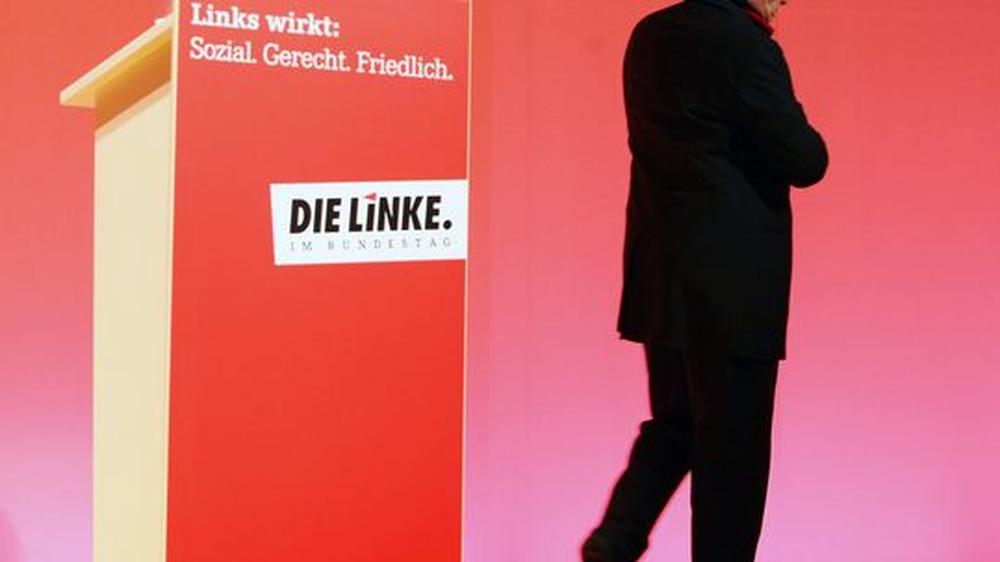 Antisemitismus: Lothar Bisky verlässt ein Podium der Linkspartei. 