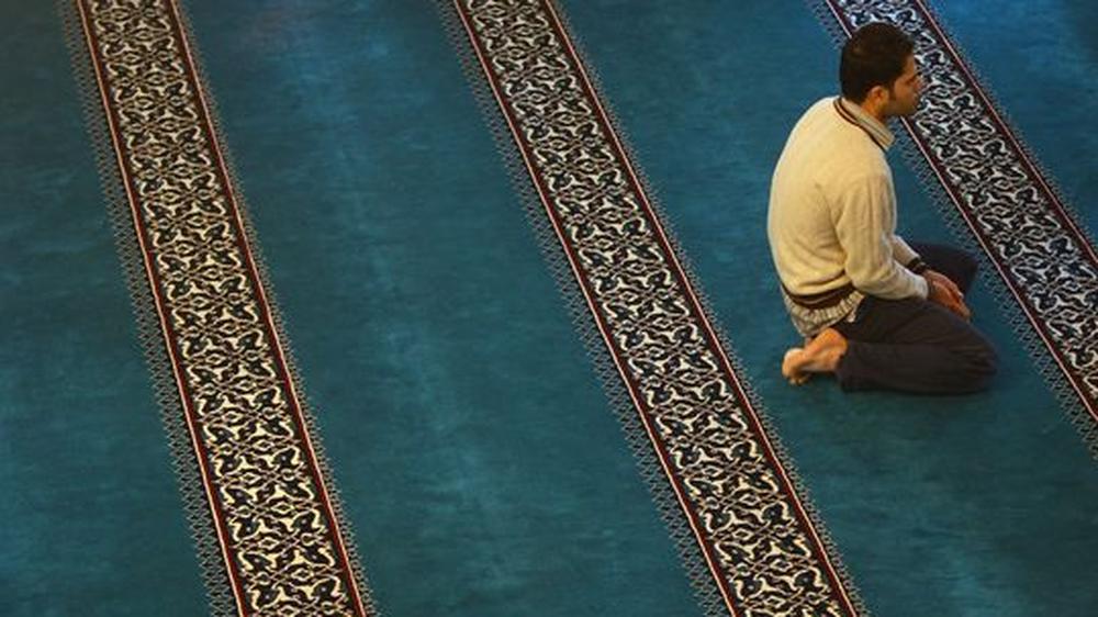 Integration: Ein junger Muslim betet in einer Berliner Moschee.
