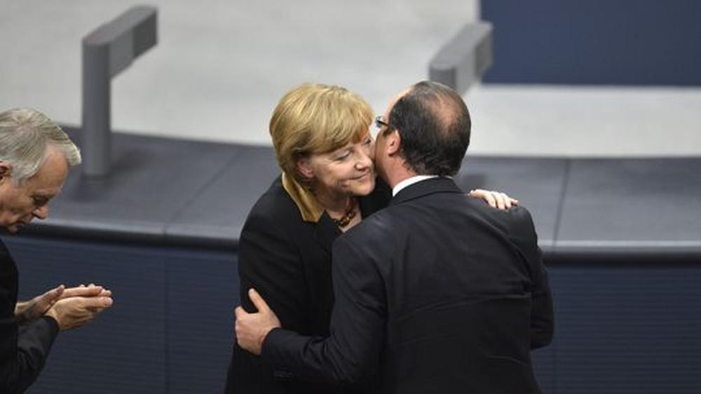 Élysée-Vertrag: Kanzlerin Merkel begrüßt Frankreichs Präsident Hollande im Bundestag.