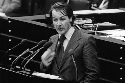 Bonn, 24. November 1977: Der SPD-Bundestagsabgeordnete Franz Müntefering hält eine Rede im Deutschen Bundestag in Bonn. 