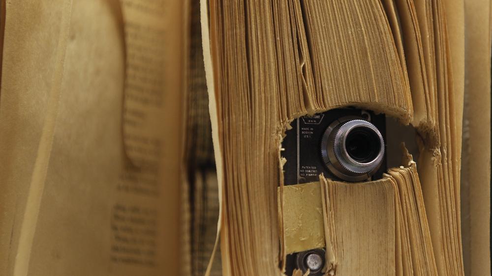 NSA-Datenweitergabe: Eine kleine Fotokamera in einem Buch, wie sie von der CIA eingesetzt wurde, im Spionagemuseum in Oberhausen