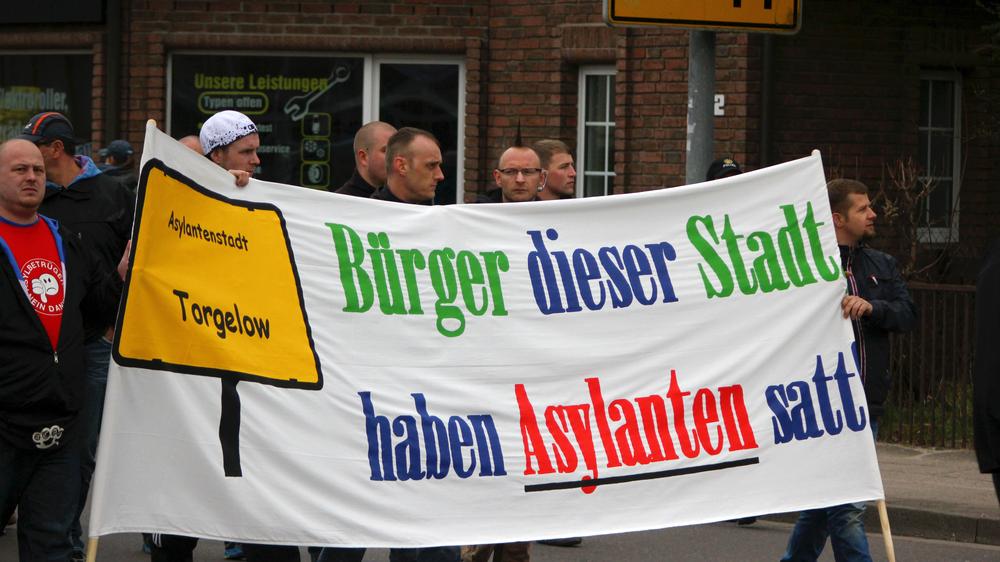 Neonazis: Dan Schünemann (rechts) und Rocco Murawski (mit Brille hinterm Banner) bei einer von NPD-Mann Tino Müller angemeldeten Demonstration gegen die Aufnahme von Flüchtlingen in Ueckermünde