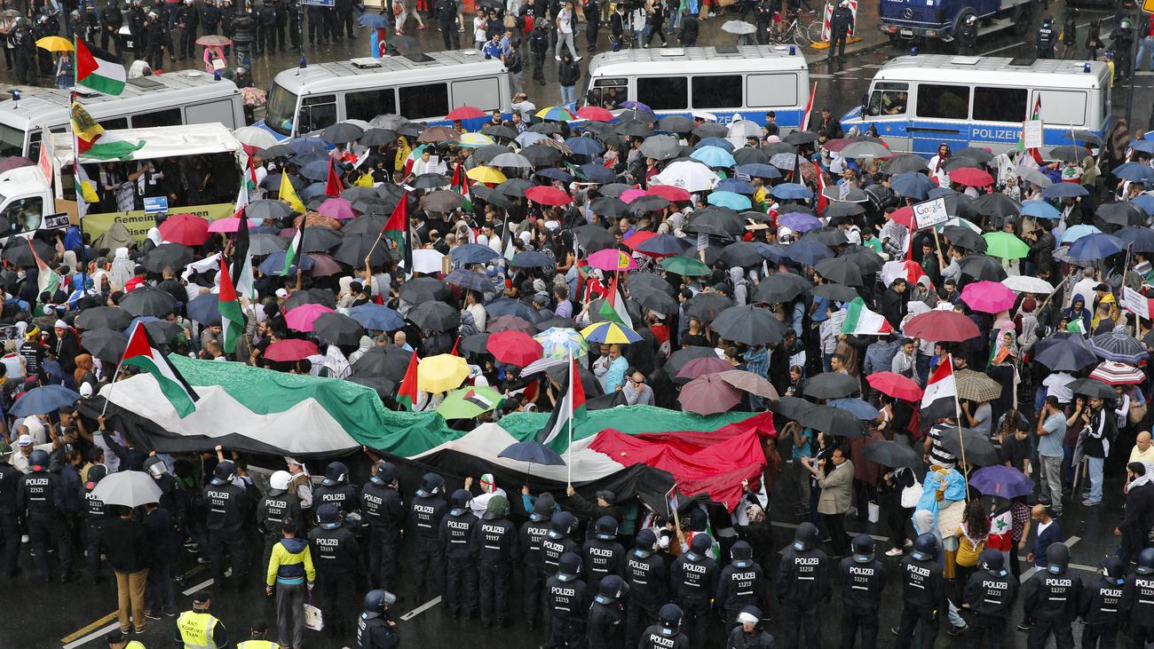 Al-Quds-Demonstration: "Israel-vergasen"- und "Sieg-Heil ...