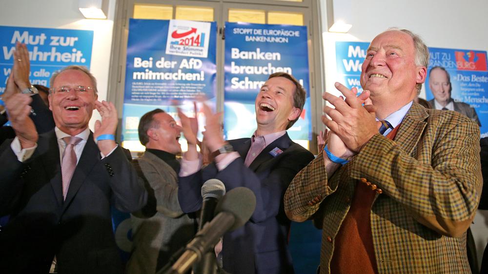 Alternative für Deutschland: Bernd Lucke (mitte), Alexander Gauland (rechts) und Hans-Olaf Henkel (links) feiern das Wahlergebnis der AfD in Potsdam.