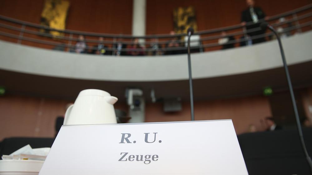 Blick aus dem Saal auf die Besuchertribüne im BND-Untersuchungsausschuss
