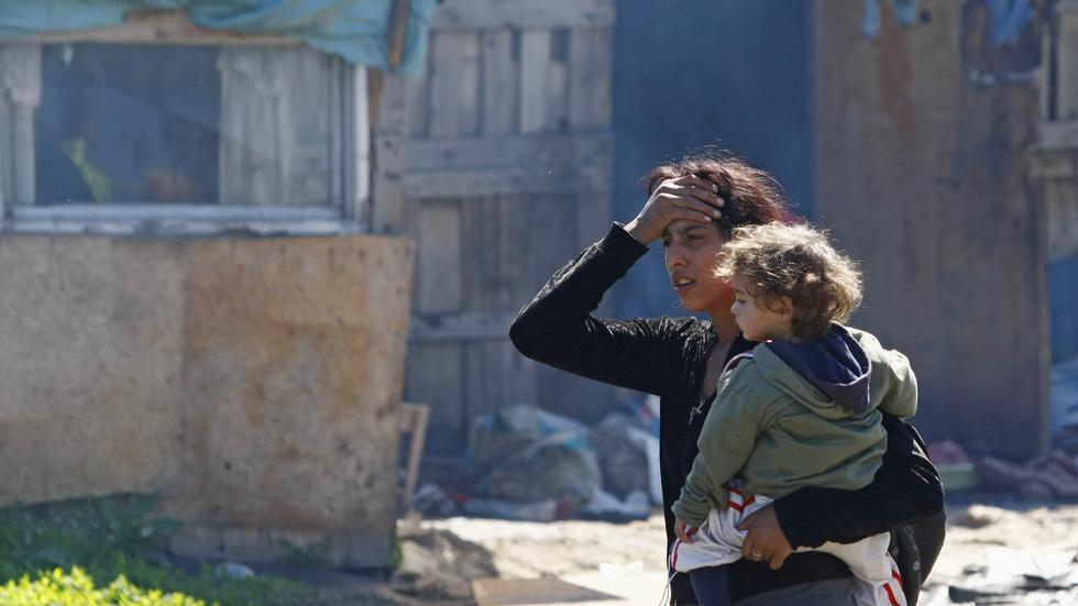 Abschiebung: Eine Mutter und ihr Kind in einem Roma-Getto in Serbiens Hauptstadt Belgrad