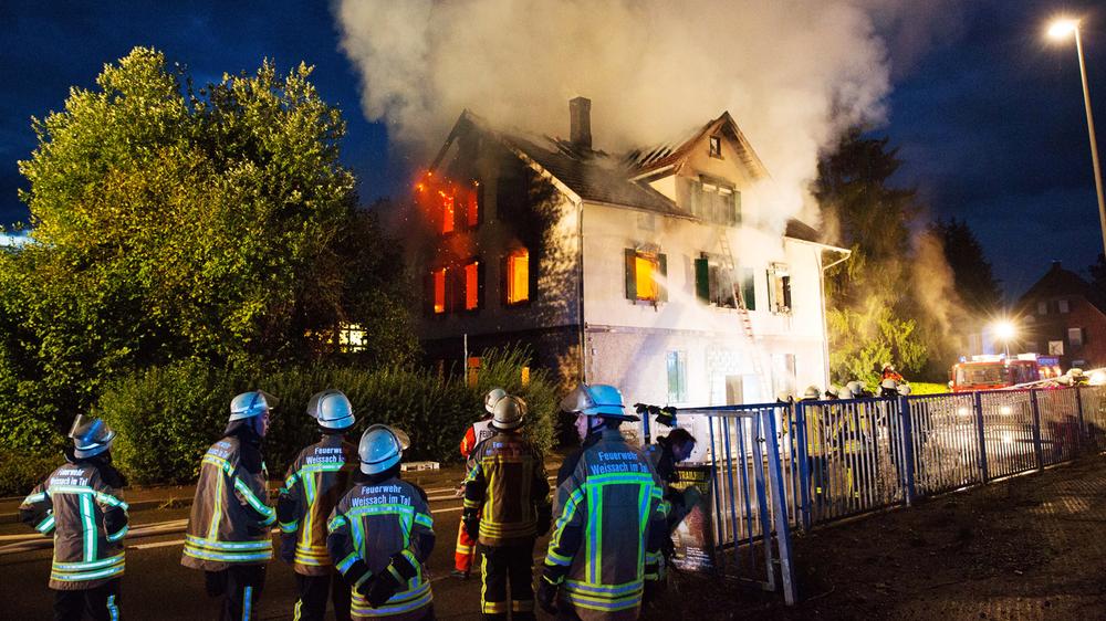 Brandanschläge auf Flüchtlingsheime: Am 24. August 2015 brennt im baden-württembergischen Weissach ein leerstehendes Gebäude ab. Es sollte als Unterkunft dienen. Jetzt ist es unbewohnbar.