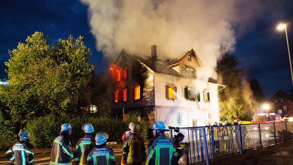 Brandanschläge auf Flüchtlingsheime: Am 24. August 2015 brennt im baden-württembergischen Weissach ein leerstehendes Gebäude ab. Es sollte als Unterkunft dienen. Jetzt ist es unbewohnbar.