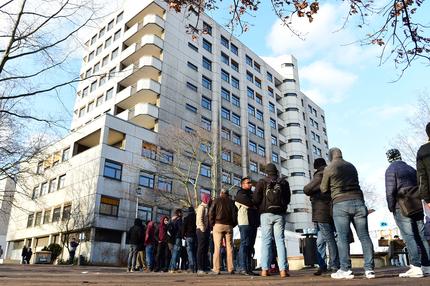 Asylbewerber warten vor dem Berliner Landesamt für Gesundheit und Soziales (Lageso) auf ihre Registrierung.
