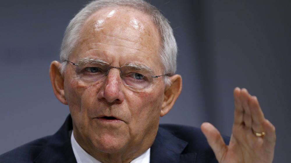Haushalt: Schäuble erwägt Benzinsteuer zur Bewältigung der Flüchtlingskrise