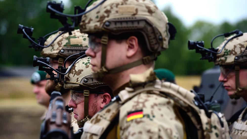 Terrorismusbekämpfung: Bundeswehrsoldaten während einer Vereidigungszeremonie in Berlin
