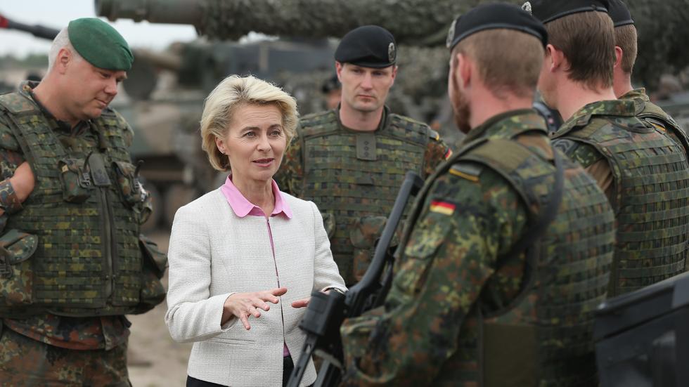 Streitkräfte: Verteidigungsministerin Ursula von der Leyen im Gespräch mit Bundeswehrsoldaten