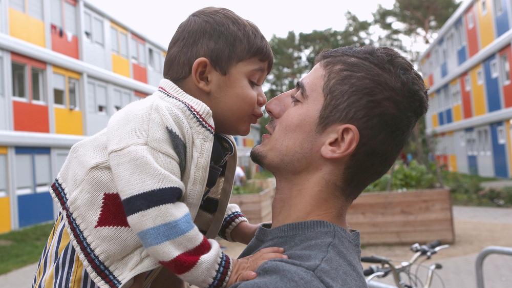 Ein syrischer Flüchtling mit seinem Kind