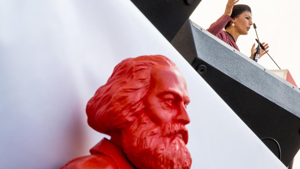 Nato: Sahra Wagenknecht spricht in Leipzig, davor steht eine Skulptur von Karl Marx. (Archivbild)