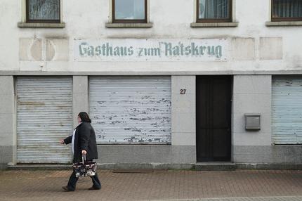 Eine Frau vor einem Gebäude in Wallerfangen im Saarland