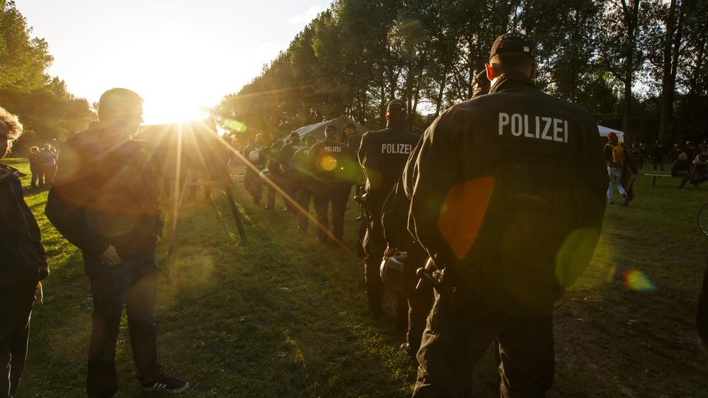 G20-Gipfel: Polizisten tragen einen Demonstranten aus dem Protestcamp in Hamburg.