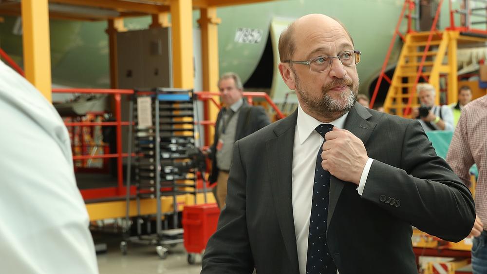 EU-Flüchtlingspolitik: SPD-Kanzlerkandidat Martin Schulz bei einem Besuch der A320-Fertigungshalle in der Airbus-Fabrik in Hamburg.