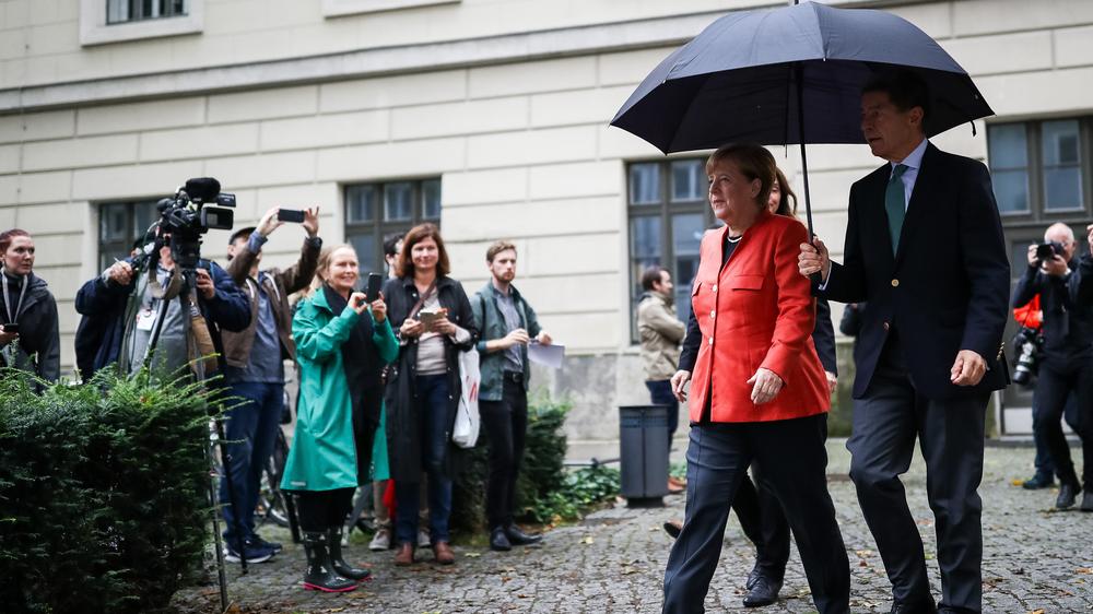 Vorläufiges Endergebnis: Bundeskanzlerin Angela Merkel (CDU) nach ihrer Stimmabgabe am Sonntag in Berlin