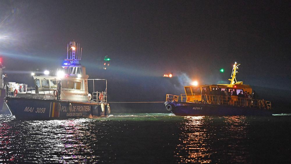 Türkei: Ein Schiff der Grenzpolizei zieht ein Schiff mit geflüchteten Menschen in den Midia-Hafen im rumnänischen Năvodari.