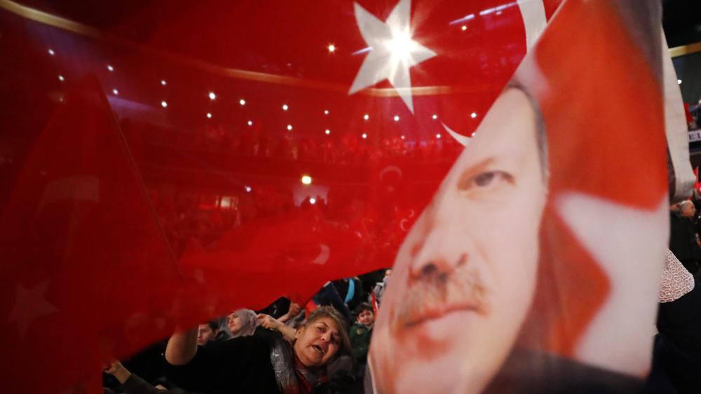 Recep Tayyip Erdoğan: Die Union weigert sich, der Türkei finanziell zu helfen. Es sei denn, Präsident Erdoğan – hier auf einer Flagge seiner Anhänger in Oberhausen – lasse wieder Rechtsstaatlichkeit zu.