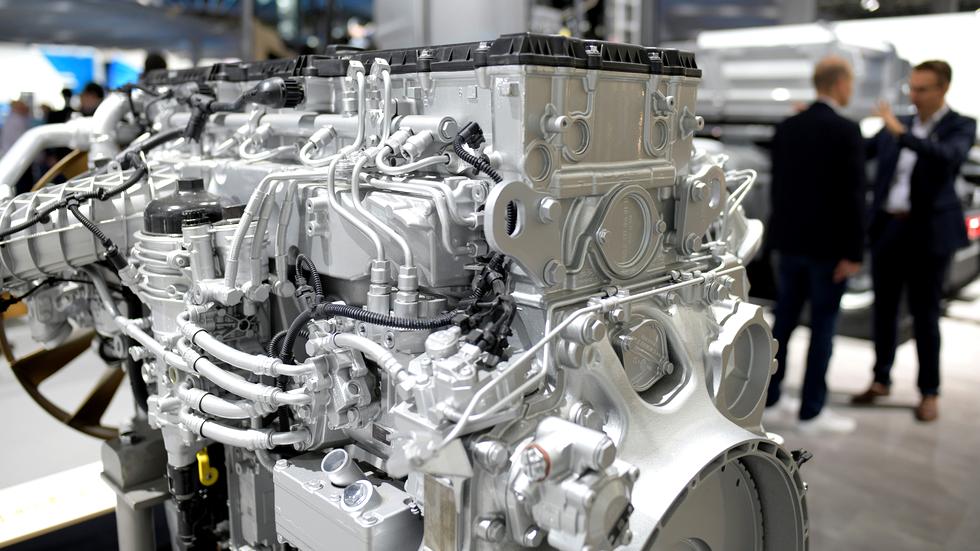 Dieselkompromiss: Ein Lastwagenmotor von Mercedes-Benz bei der Automesse IAA