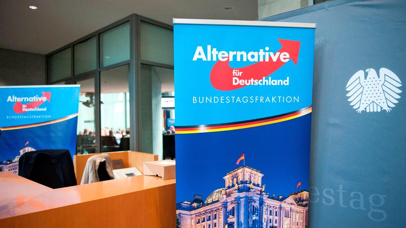 AfD: Ein Bild aus früheren Tagen: Im September 2017 zog die AfD in den Bundestag ein. Das Banner stellte sie bei ihrer ersten Sitzung im Parlament auf.