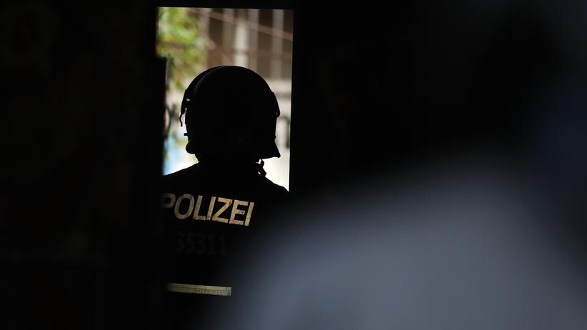 Döbeln: Ein Polizist bei einem Einsatz (Archivbild)