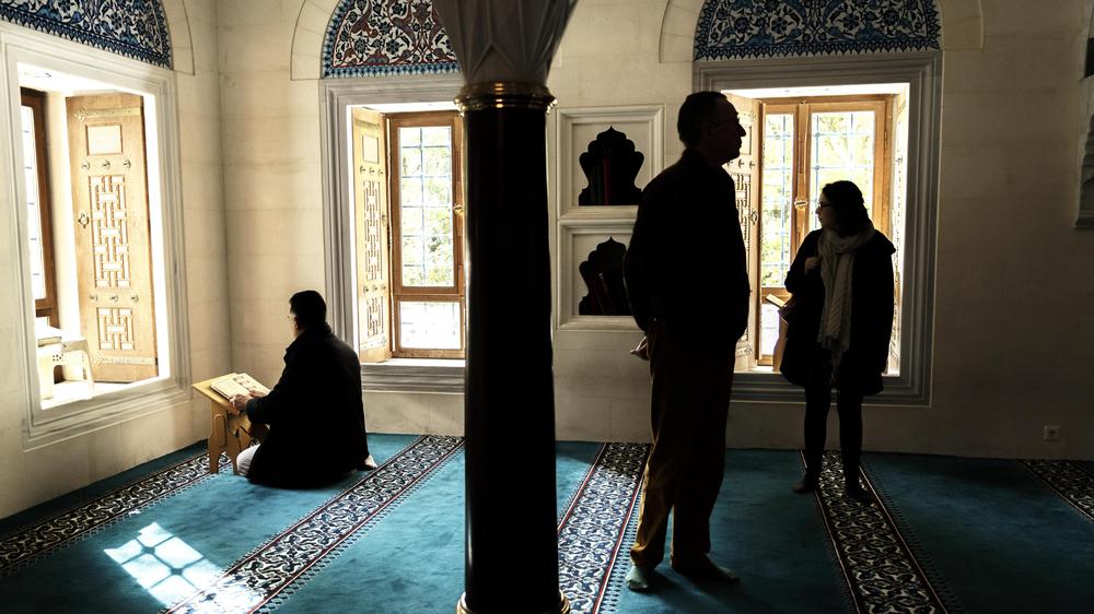 Carsten Linnemann: Besucher einer Moschee in Berlin