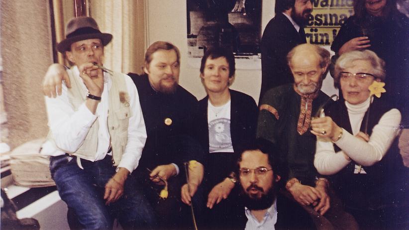 Die Grünen: Grüne Europakandidaten während einer Pressekonferenz Brüssel 1979, ganz links Joseph Beuys, neben ihm Manfred Siebker vom Club of Rome, rechts sitzend die Anit-Atom-Aktivistin Gerda Degen, daneben Baldur Springmann, der sich später im rechtsextremen Umfeld engagierte.
