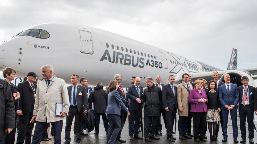Airbus: Bundeskanzlerin Angela Merkel vor einem Airbus A350 auf der Luftfahrtmesse in Berlin