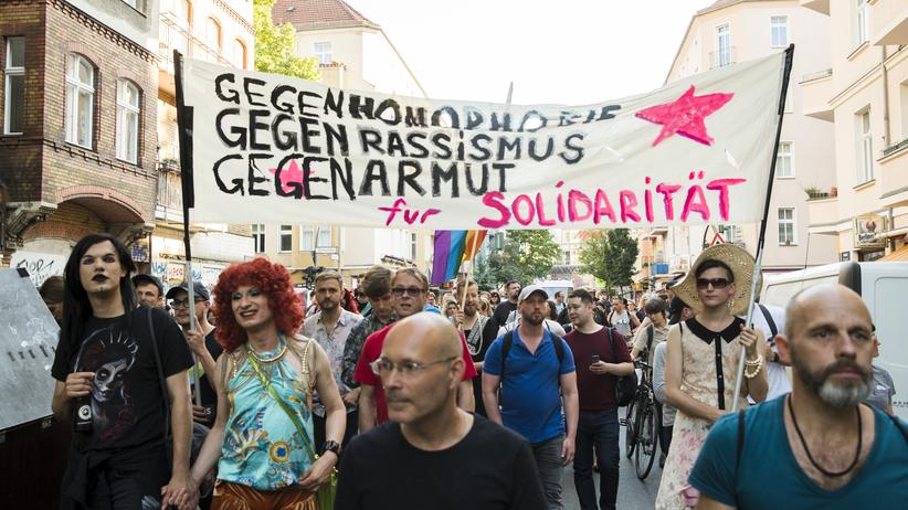 "Vielfaltsbarometer 2019": Menschen demonstrieren gegen Homophobie bei einem sogenannten "Tuntenpaziergang" in Berlin-Neukölln. 