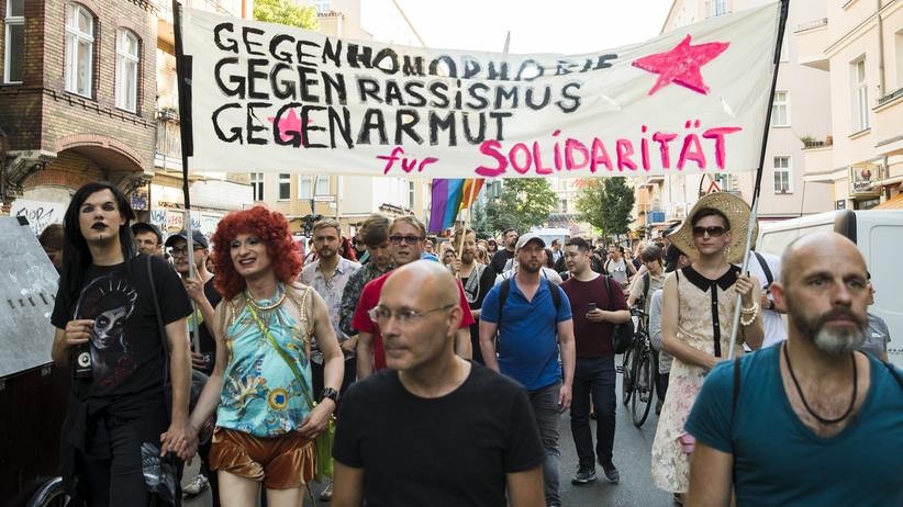 "Vielfaltsbarometer 2019": Menschen demonstrieren gegen Homophobie bei einem sogenannten "Tuntenpaziergang" in Berlin-Neukölln. 