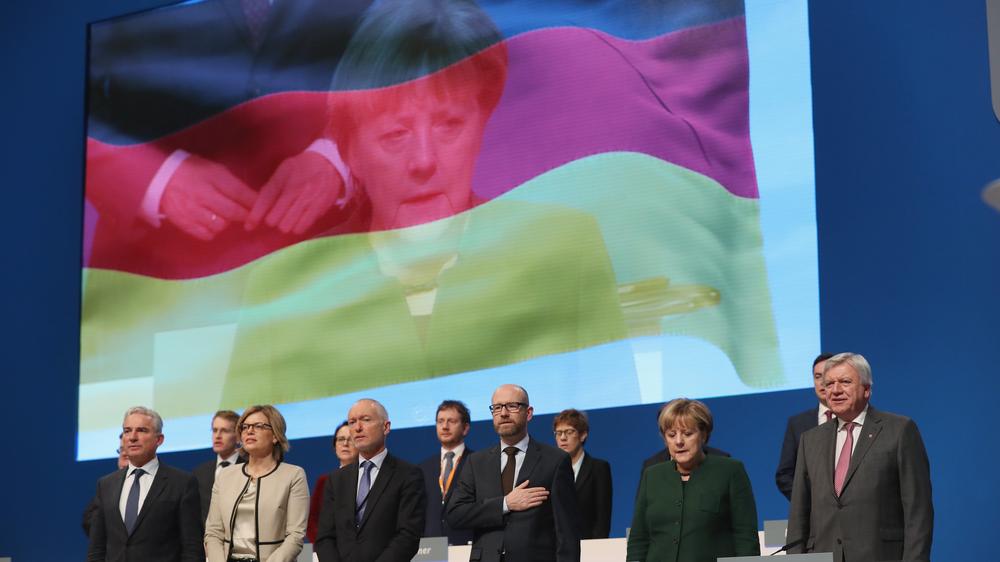 Deutschlandlied: CDU-Funktionäre 2016 bei der Hymne – darunter der früherer Generalsekretär Peter Tauber (Vierter von rechts, Bildmitte hinten: Sachsens heutiger Ministerpräsident Michael Kretschmer)