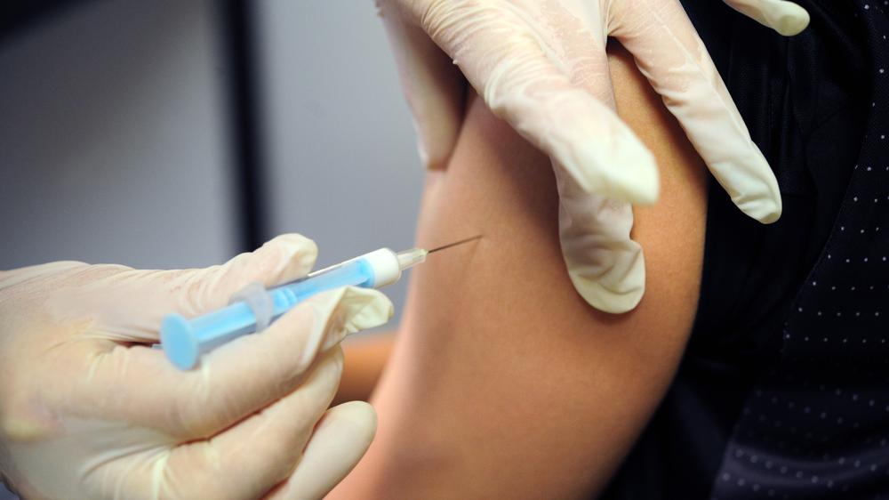 Impfpflicht: In Frankreich wird ein Kind in der Schule geimpft. 