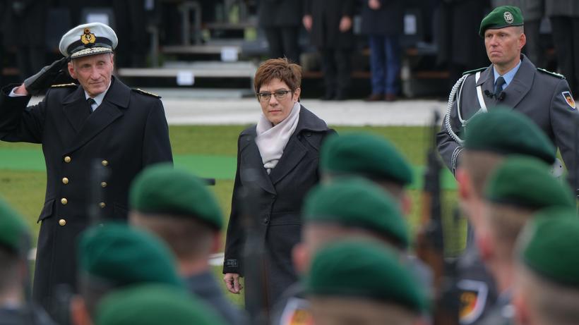 Verteidigungsministerin: Verteidigungsministerin Annegret Kramp-Karrenbauer feiert am Berliner Reichstag mit Rekruten der Bundeswehr den 64. Gründungstag der Armee.