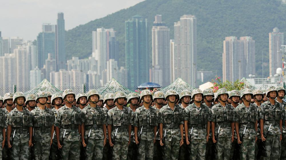 Bundeswehr: Soldaten der chinesischen Volksbefreiungsarmee bei einer Vorführung in Hongkong