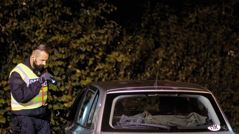 Bundespolizeigesetz: Ein Polizist kontrolliert an der deutsch-österreichischen Grenze ein Fahrzeug.