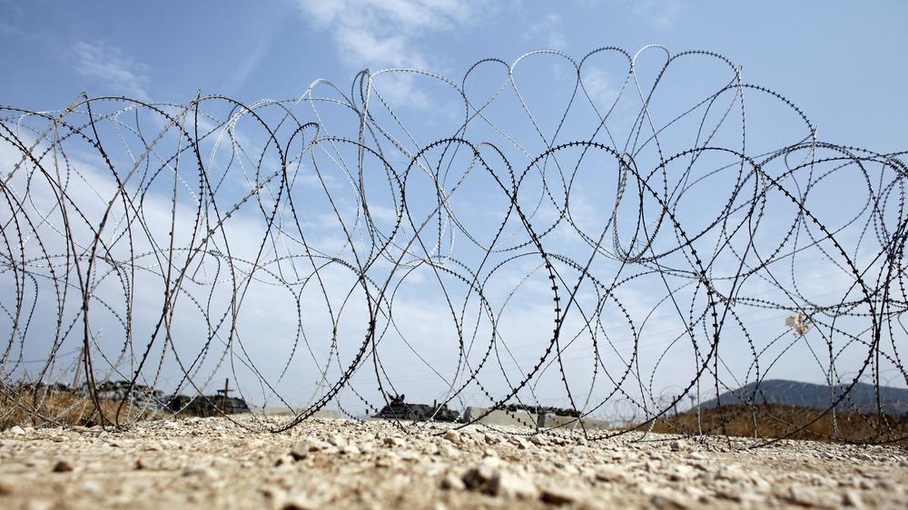 AfD: Stacheldrahtzaun auf dem Balkan