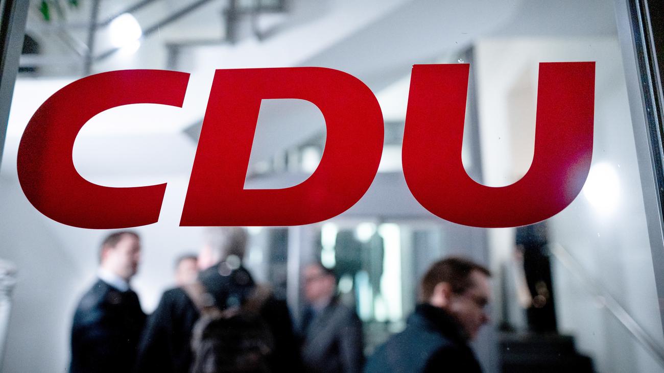 Annegret Kramp Karrenbauer Cdu Verschiebt Sonderparteitag Auf Unbestimmte Zeit Zeit Online