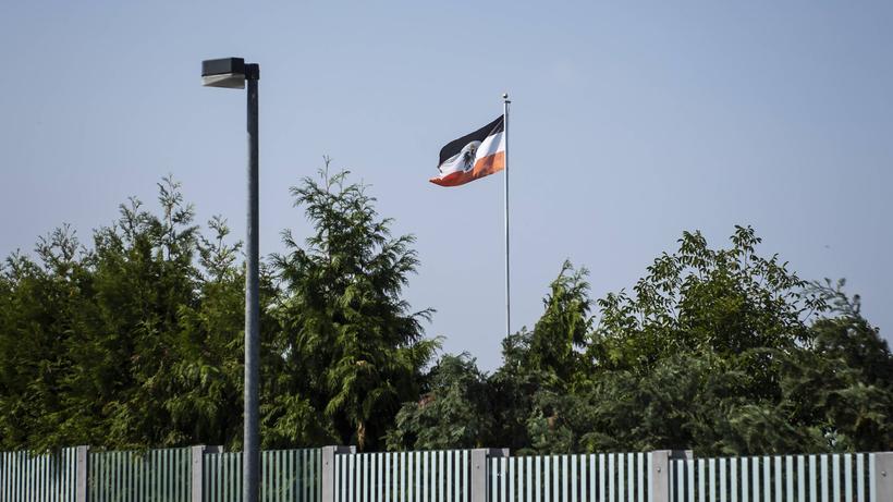 Extremismus: Eine "Reichsflagge" in einem Kleingarten in Erfurt
