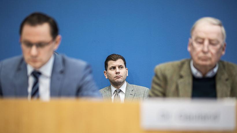 Christian Lüth: AfD-Bundesvorsitzender Tino Chrupalla, Christian Lüth und Alexander Gauland, Fraktionsvorsitzender der Partei im Bundestag (von links nach rechts), aufgenommen am 24. Februar während einer Pressekonferenz nach der Wahl zur Hamburger Bürgerschaft