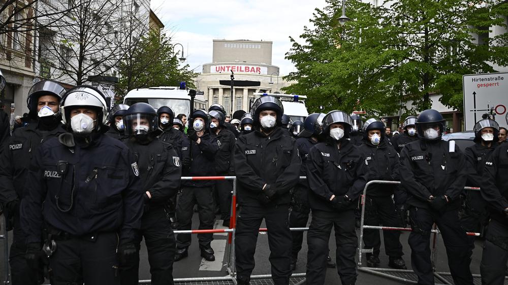 Antidiskriminierungsgesetz: Polizisten sichern in Berlin eine Demonstration gegen die Beschränkungen in der Corona-Krise.
